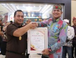 Bupati Barito Timur, M. Yamin Terima Penghargaan Dari Kejagung RI
