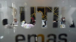 Harga emas Antam Senin melorot Rp50.000 per gram